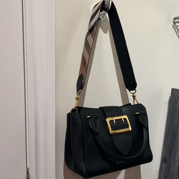 Burberry Small Buckle Tote in Grainy Leather (100% calfskin grain leather) - Picture 3 of 14